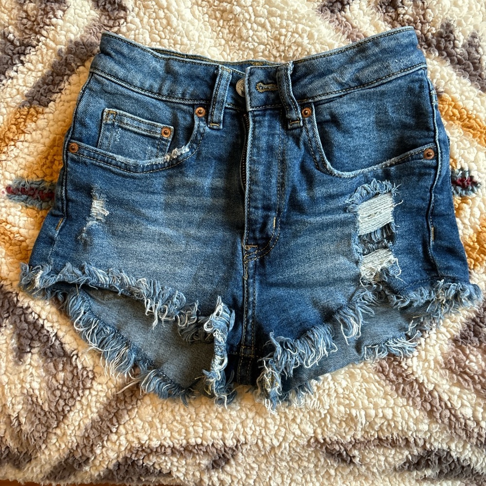 Short denim fringed shorts